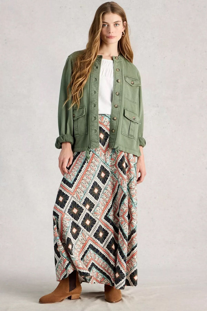 Jupe longue imprimée fluide avec une veste verte pour un style estival chic et féminin, idéale pour toute occasion.