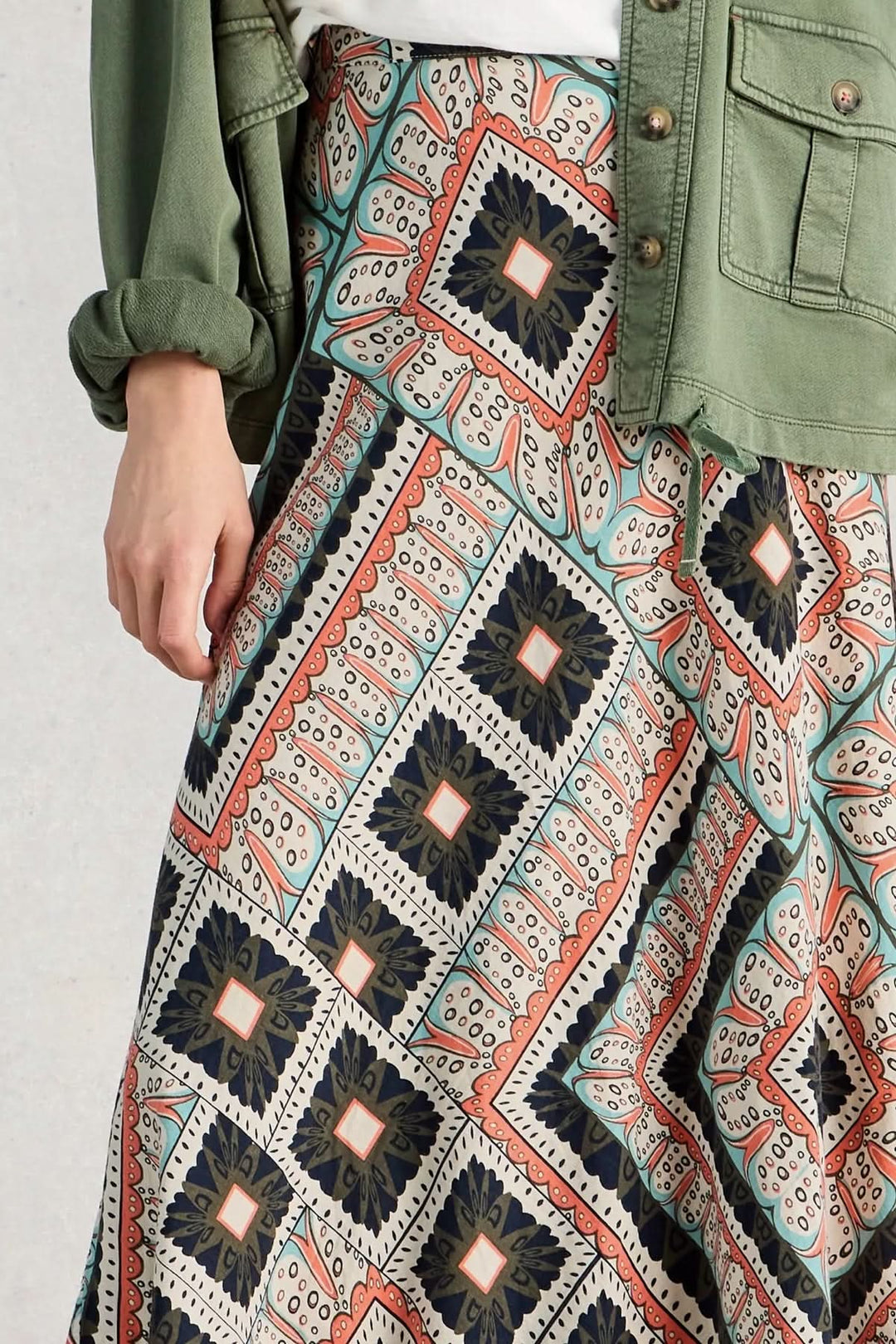 Jupe longue imprimée fluide avec motifs géométriques, tissu léger et coupe évasée, parfaite pour un style estival chic.