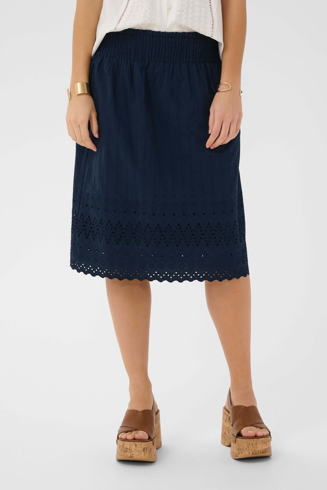 Jupe midi brodée à taille élastique avec broderie ajourée et finition festonnée, silhouette féminine et confortable.