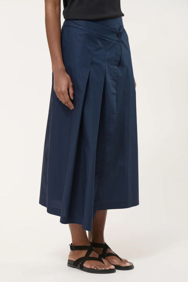Jupe midi portefeuille élégante avec pli marqué, créant une silhouette sophistiquée et contemporaine pour un style confortable.