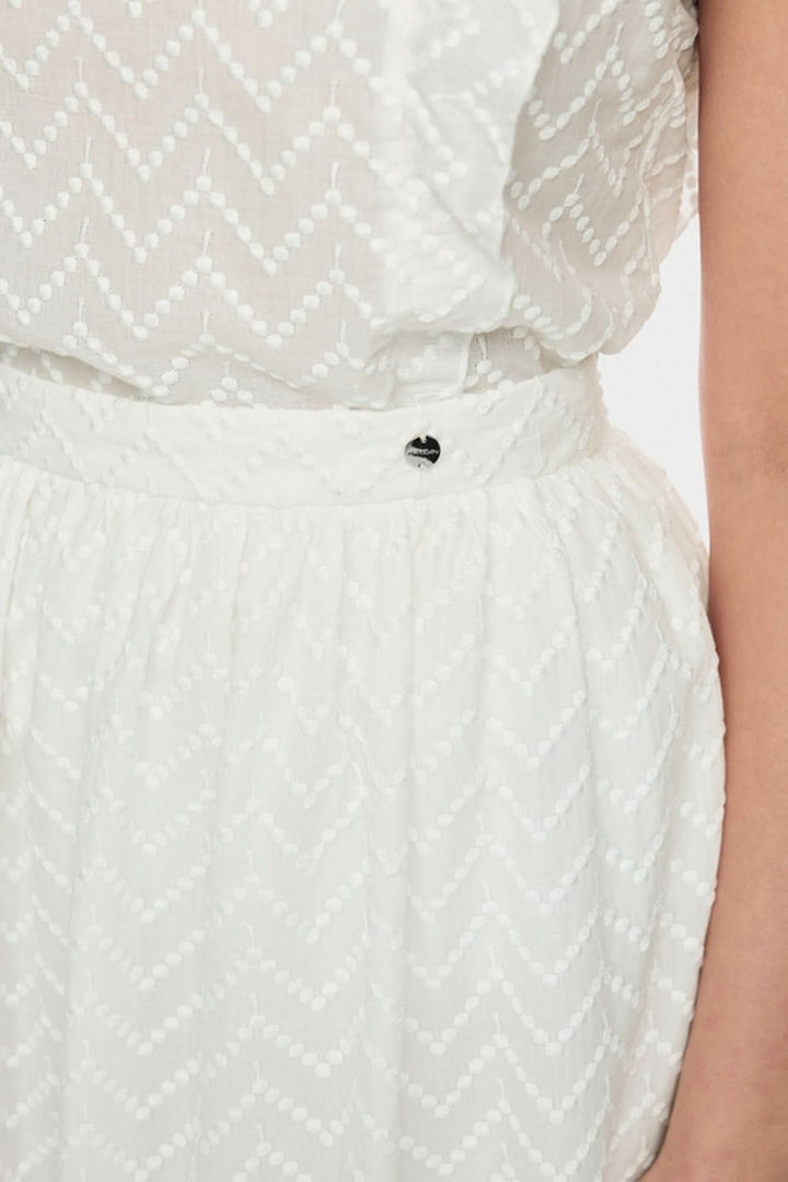 Jupe midi texturée en coton mélangé de haute qualité, blanc, avec taille définie et doublure en coton pour confort.