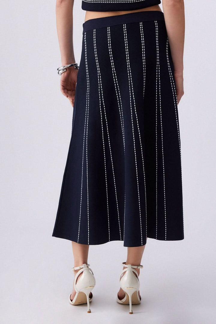 Jupe midi évasée à motif rayé avec taille confortable et coupe élégante, vue de dos, soulignant la liberté de mouvement raffinée.