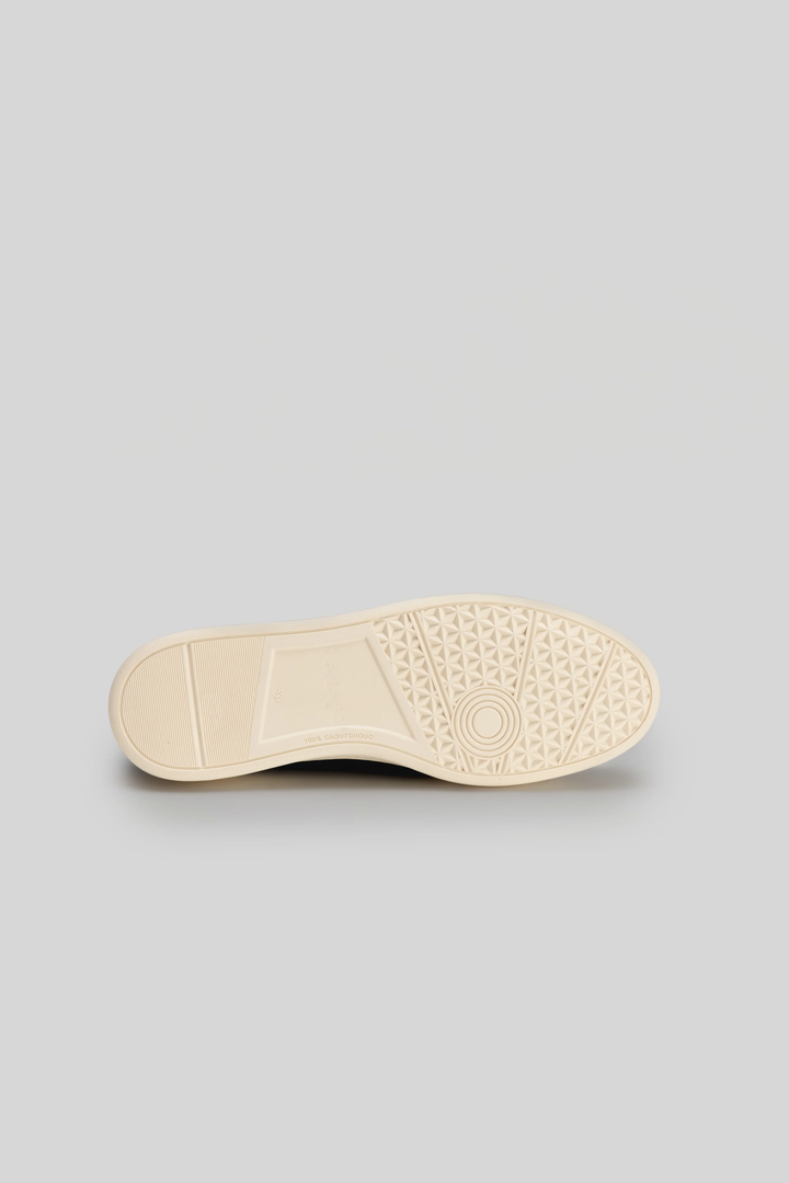 Semelle extérieure de la chaussure Loafer en suède Walter en vue de dessous, montrant la construction Strobel et le motif antidérapant.