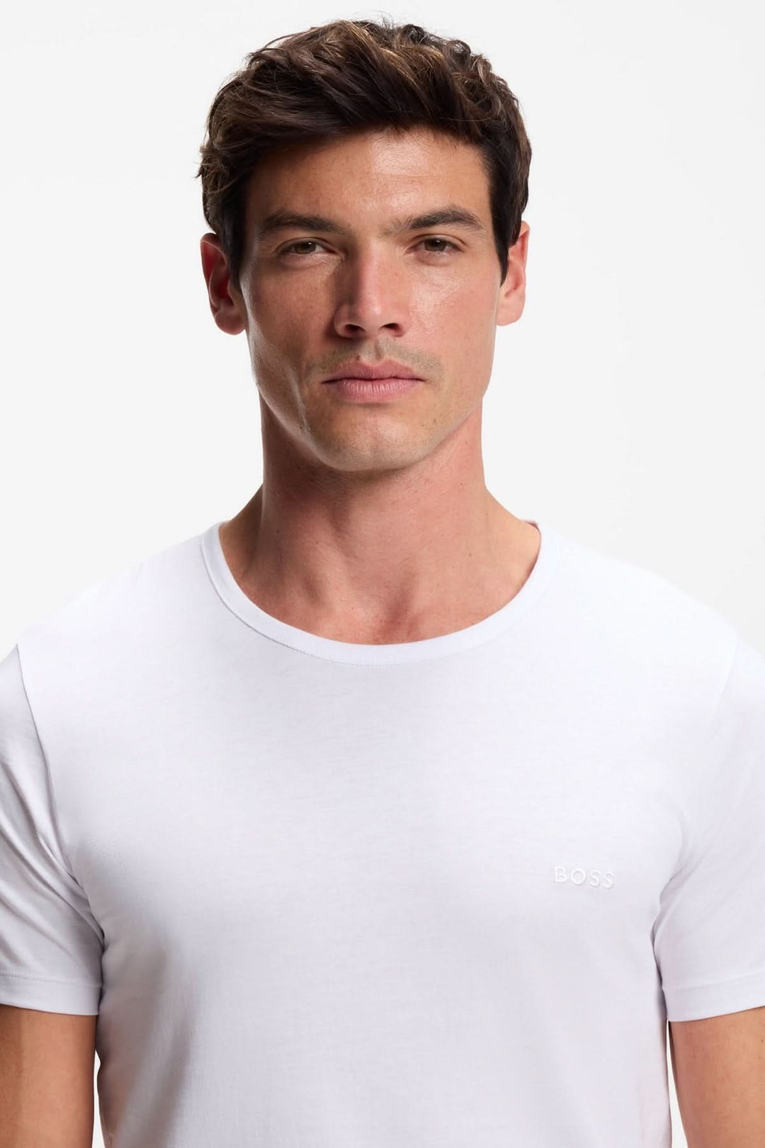 Homme portant un t-shirt blanc du lot de trois t-shirts en coton à logo brodé, encolure ronde et design épuré.