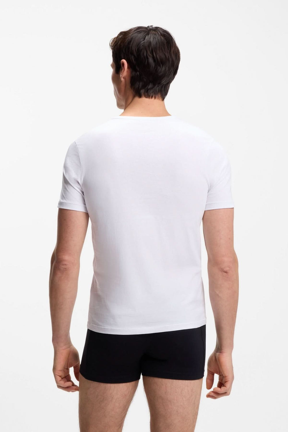 Homme portant un t-shirt en coton blanc, partie du lot de trois t-shirts en coton à logo brodé, vue de dos.