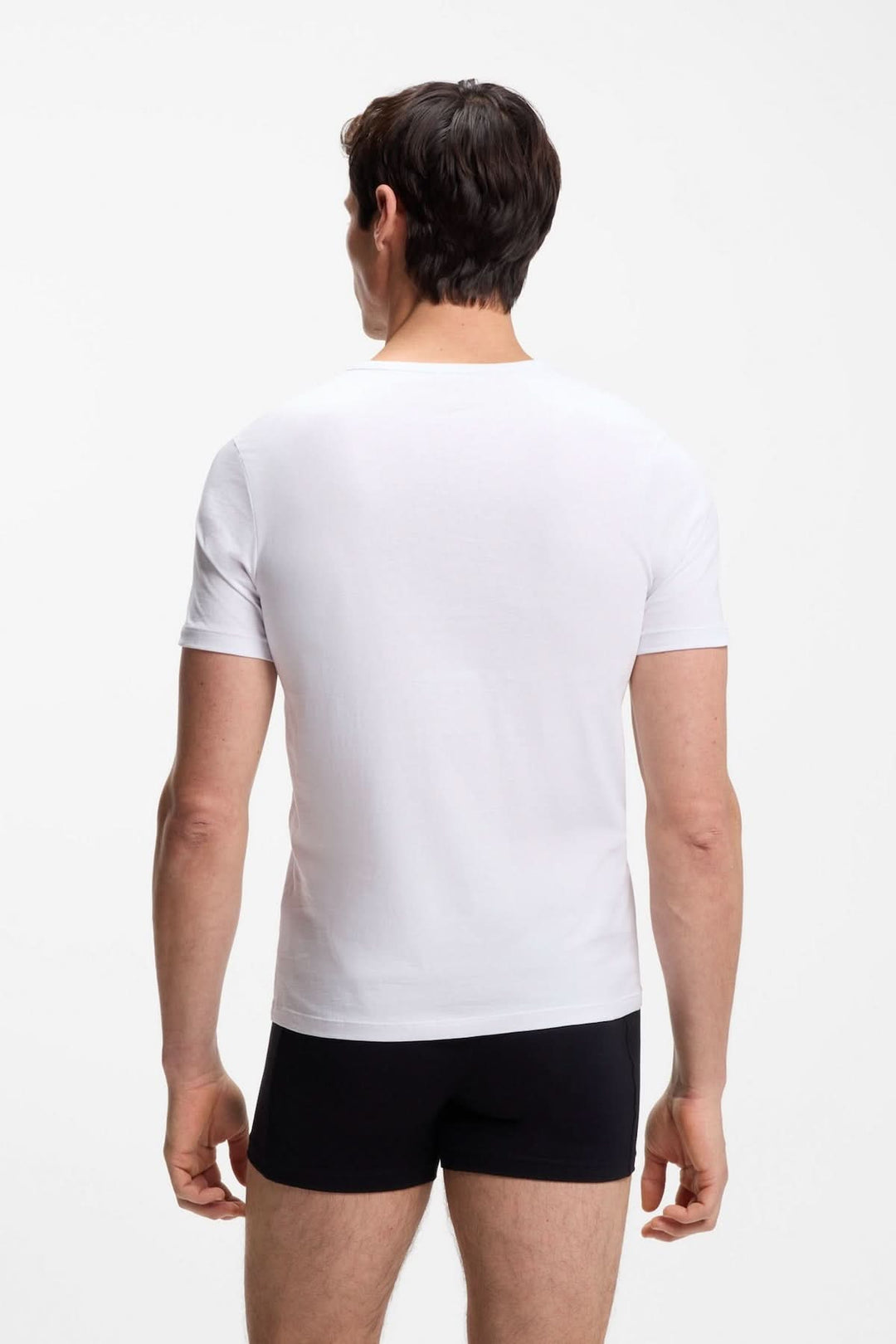 Homme portant un t-shirt en coton blanc, partie du lot de trois t-shirts en coton à logo brodé, vue de dos.