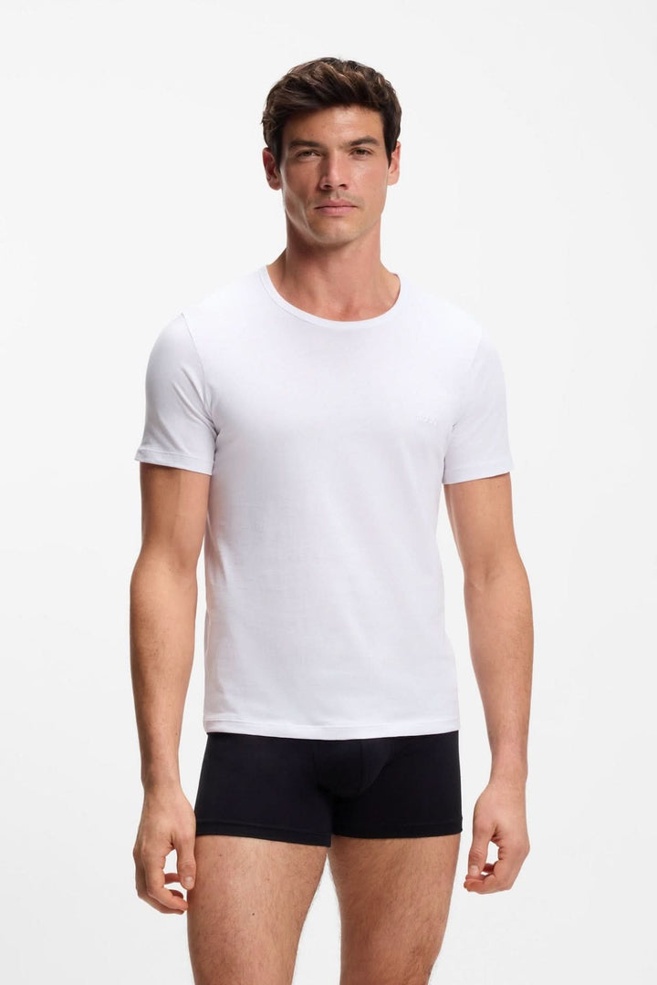 Homme portant un t-shirt blanc du lot de trois t-shirts en coton à logo brodé, style simple et élégant.