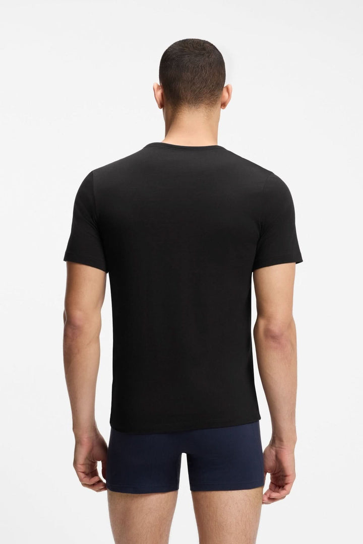 Homme portant un t-shirt noir, lot de trois t-shirts en coton à logo brodé, vue de dos, manches courtes, style décontracté.