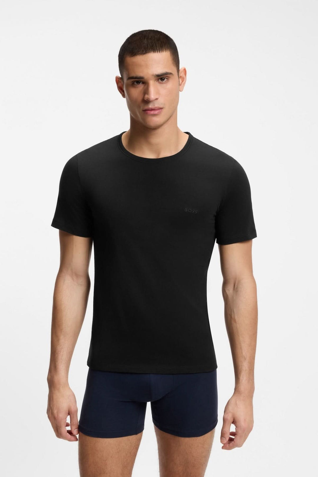 Homme portant un t-shirt noir du lot de trois t-shirts en coton à logo brodé, design confortable et épuré.