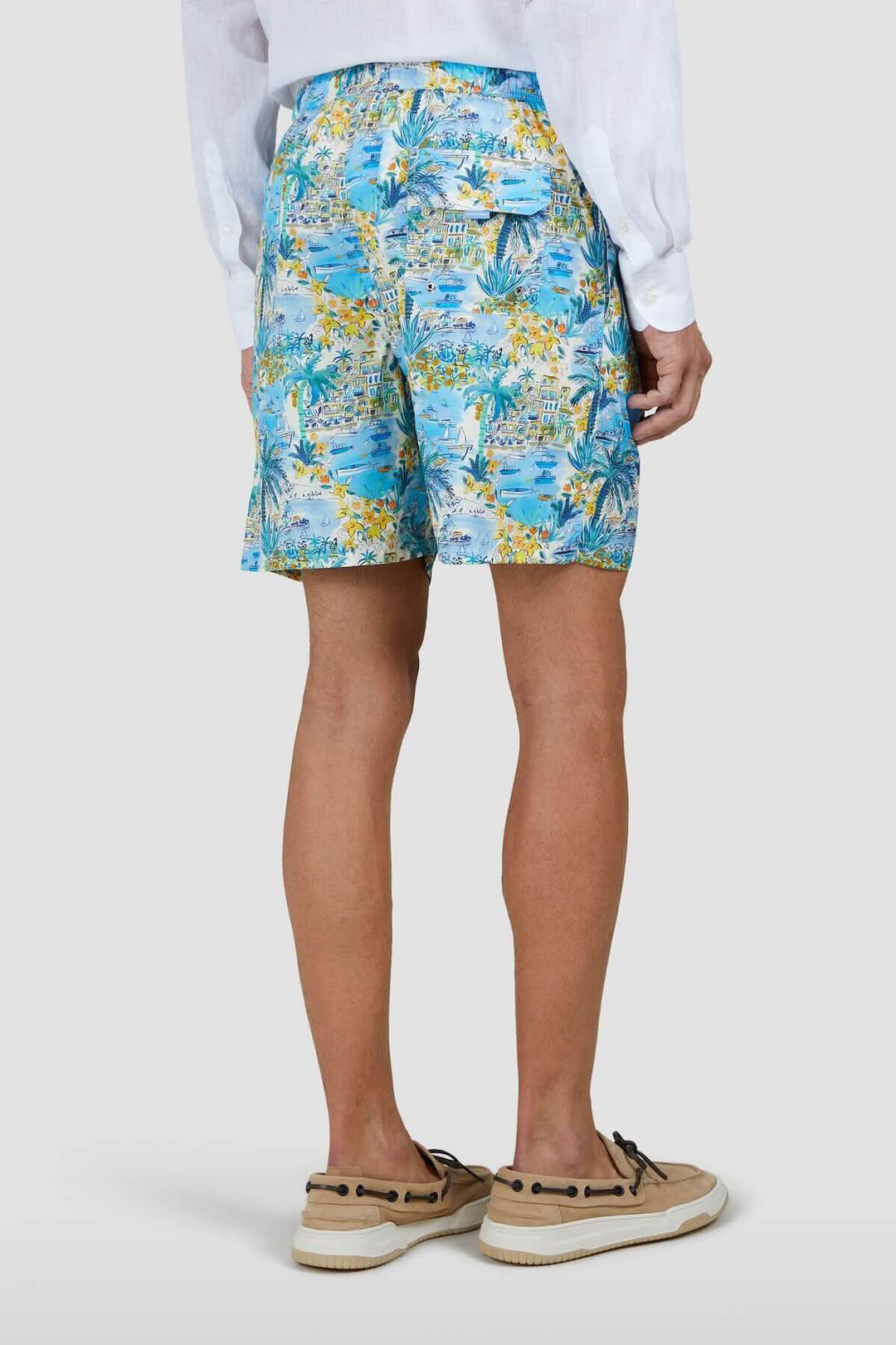 Short de bain bleu et jaune à imprimé tropical, vue arrière detail avec poches et taille élastique.