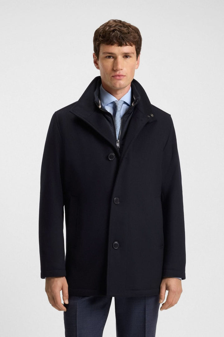 Homme portant le Manteau en laine et cachemire Coxtan de BOSS, coupe décontractée, idéal pour un look sophistiqué et élégant.