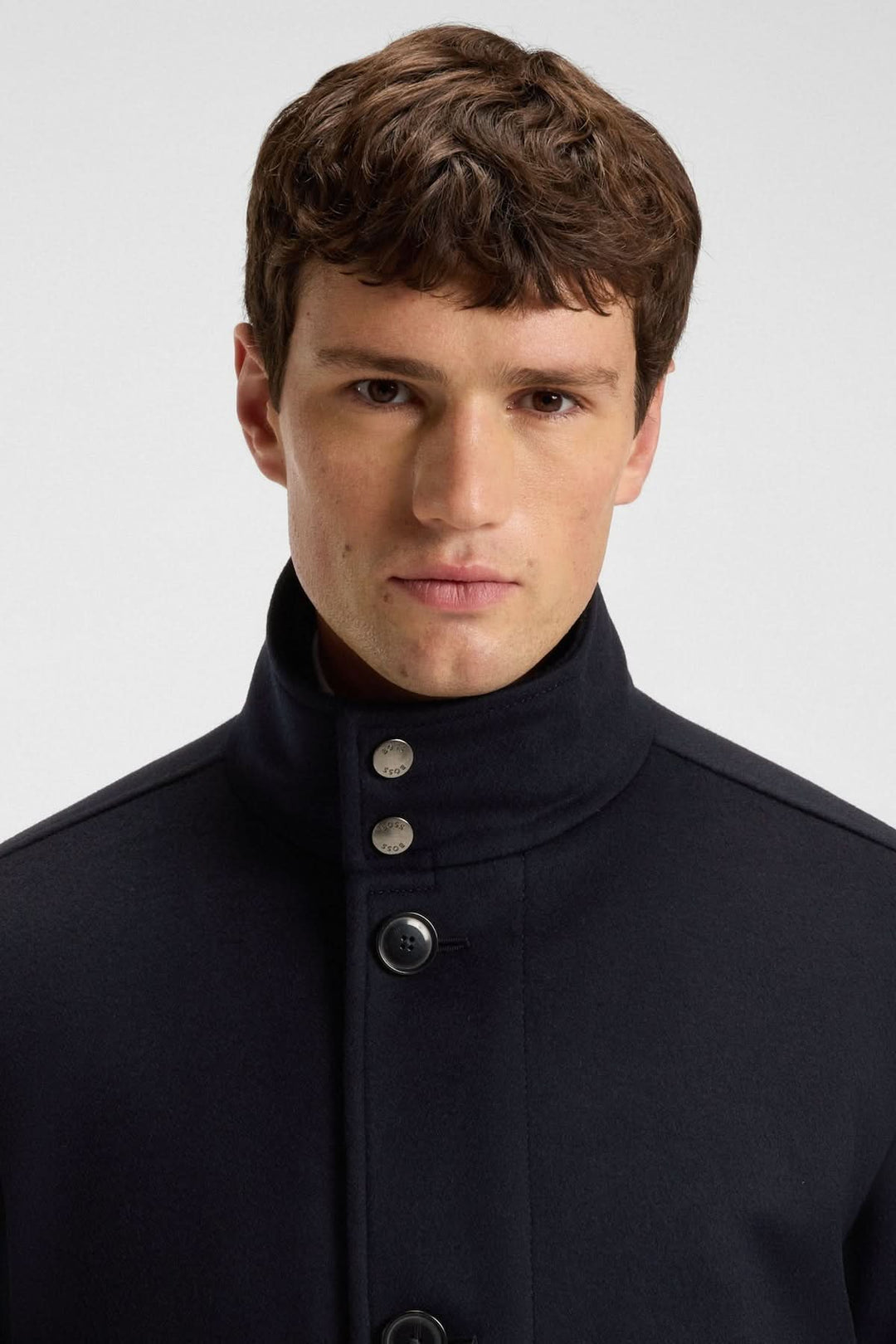 Homme portant le Manteau en laine et cachemire Coxtan avec col montant, style raffiné et décontracté.