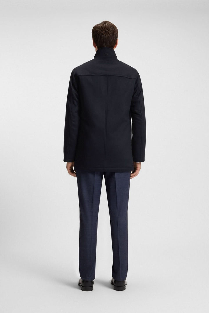 Homme portant le manteau en laine et cachemire Coxtan avec un look décontracté, vu de dos, montrant la coupe ample et sophistiquée.