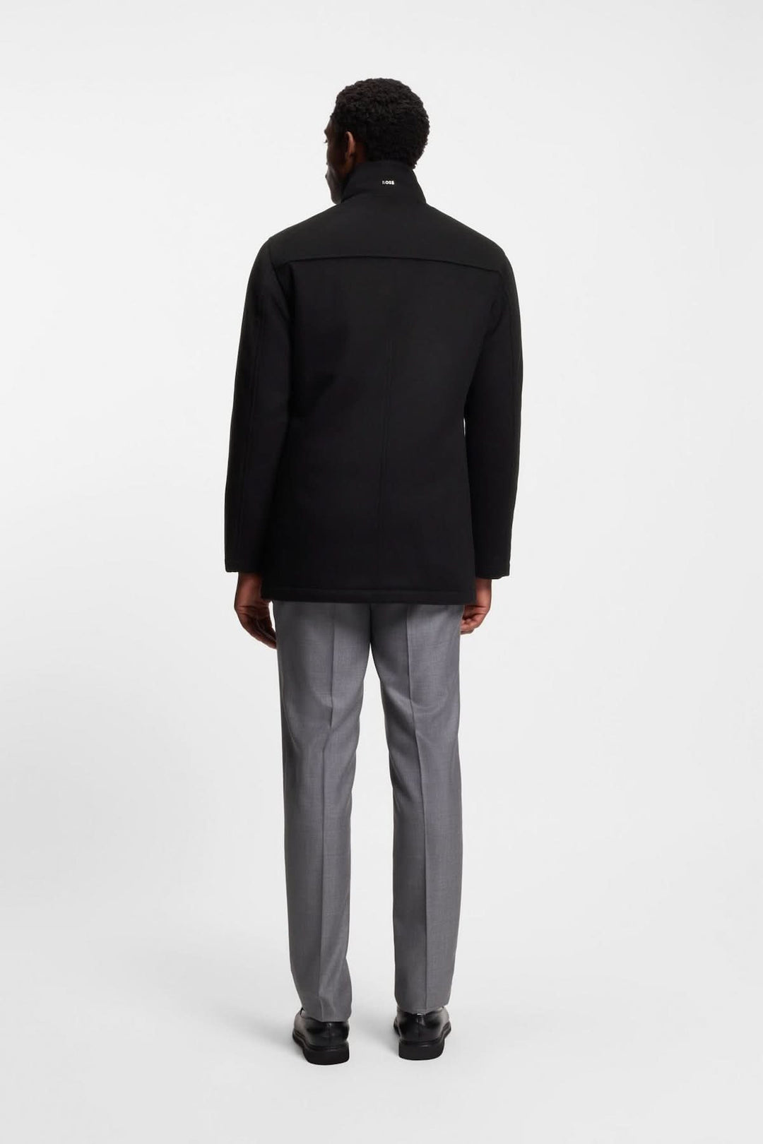 Homme portant un manteau en laine et cachemire Coxtan BOSS, vue de dos, coupe décontractée, idéal pour superpositions élégantes.