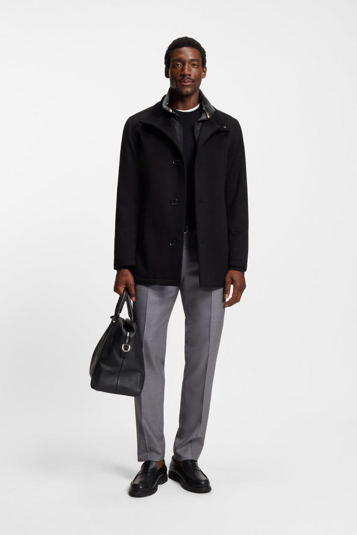 Manteau en laine et cachemire Coxtan, BOSS, coupe décontractée, luxe, mix laine-recyclée cachemire, homme élégant avec sac noir.