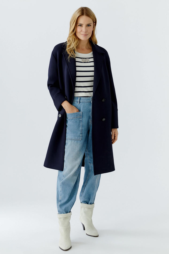 Manteau long à coupe droite élégant pour une silhouette structurée avec col tailleur, parfait pour tenues décontractées ou habillées.
