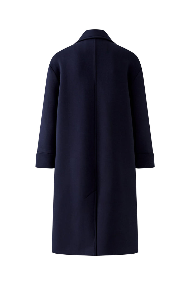 Manteau long à coupe droite avec col tailleur classique en vue de dos, idéal pour une silhouette élégante. Décris moi le produit en français.