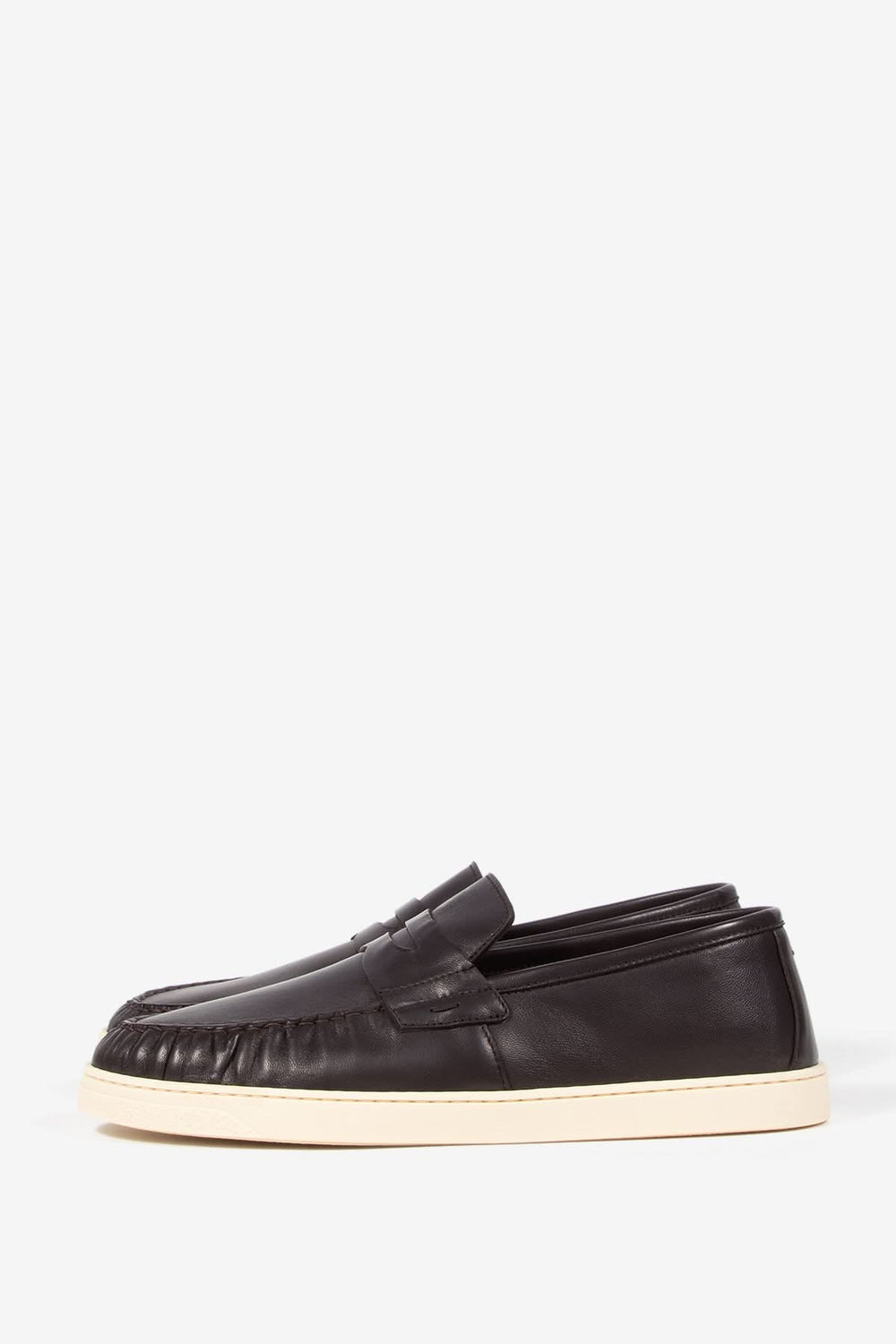 Mocassin de cuir Otto, silhouette élégante en cuir lisse avec semelle contrastante, idéal pour un style raffiné et décontracté.