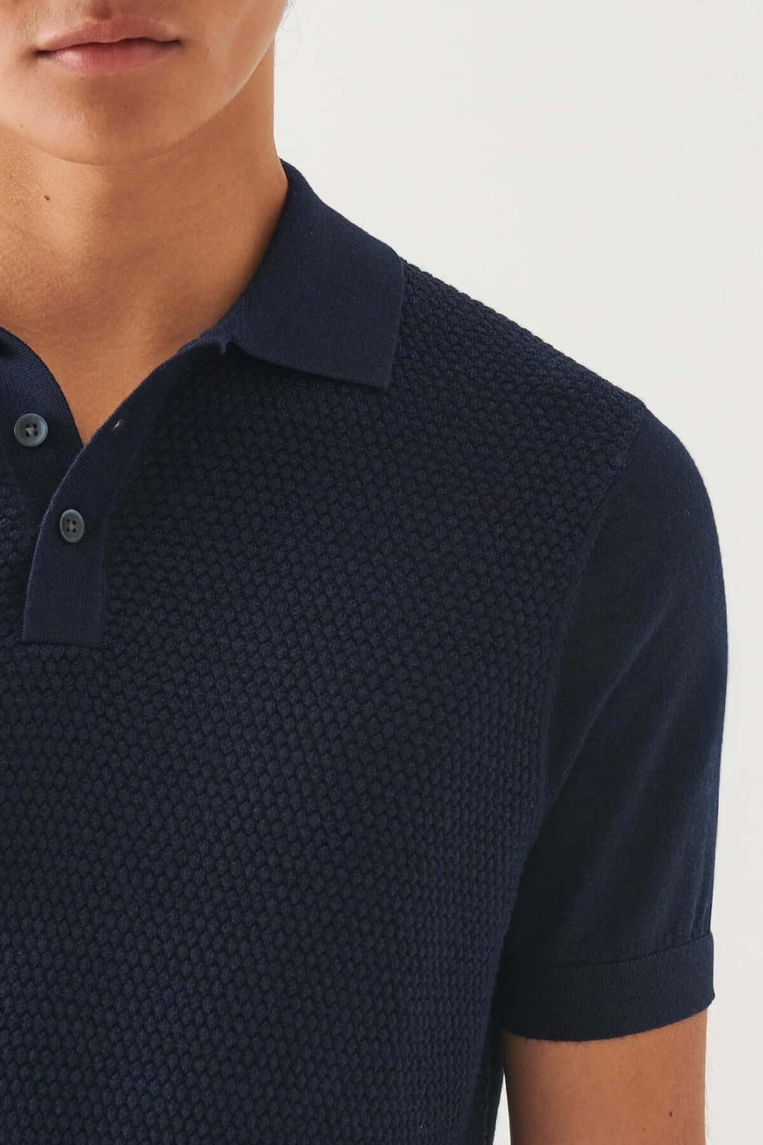 Chandail de laine et soie bleu marine, col polo, design élégant et coupe régulière pour un confort optimal.