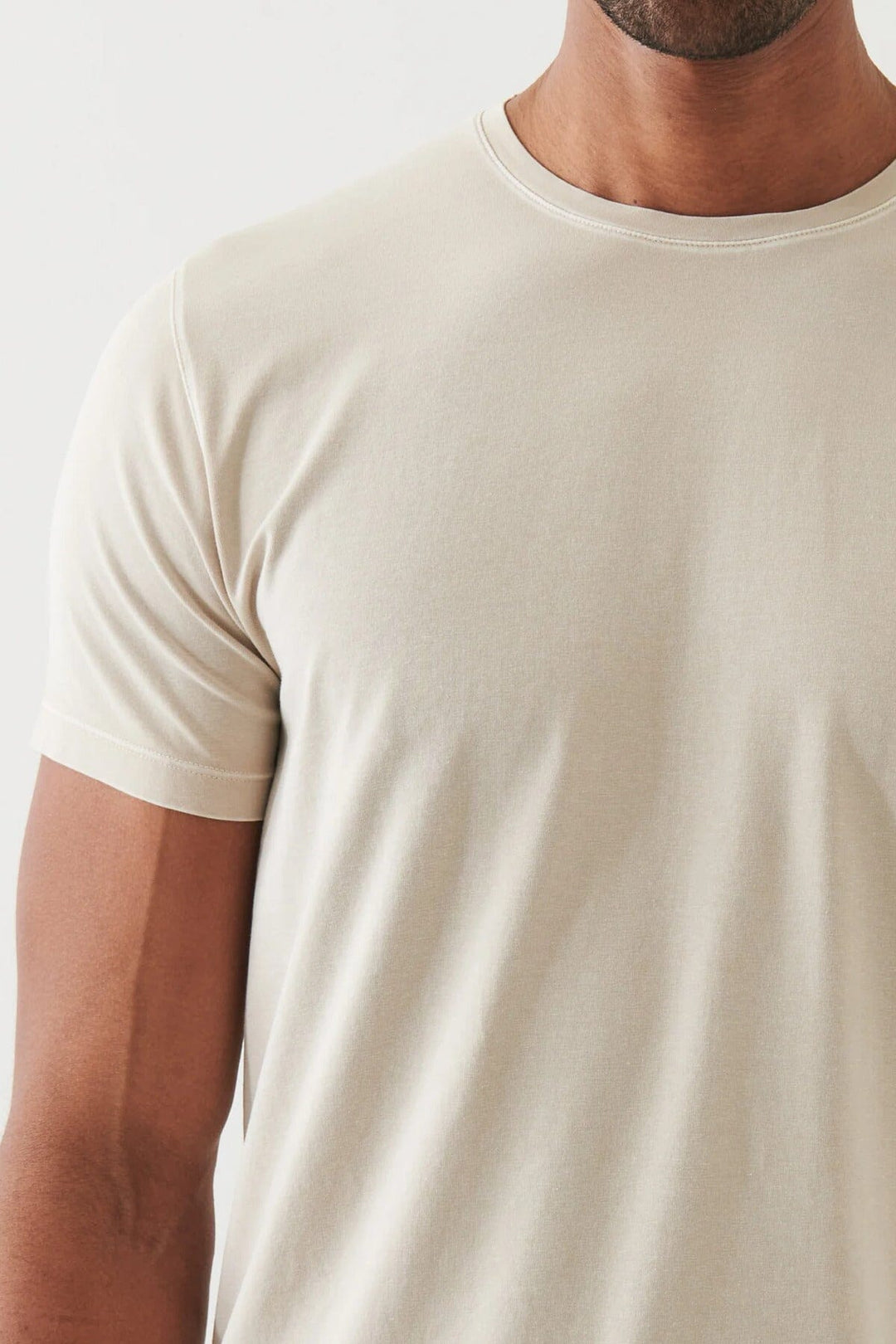 T-shirt stretch vintage wash beige à manches courtes en coton pima, parfait pour un style décontracté.