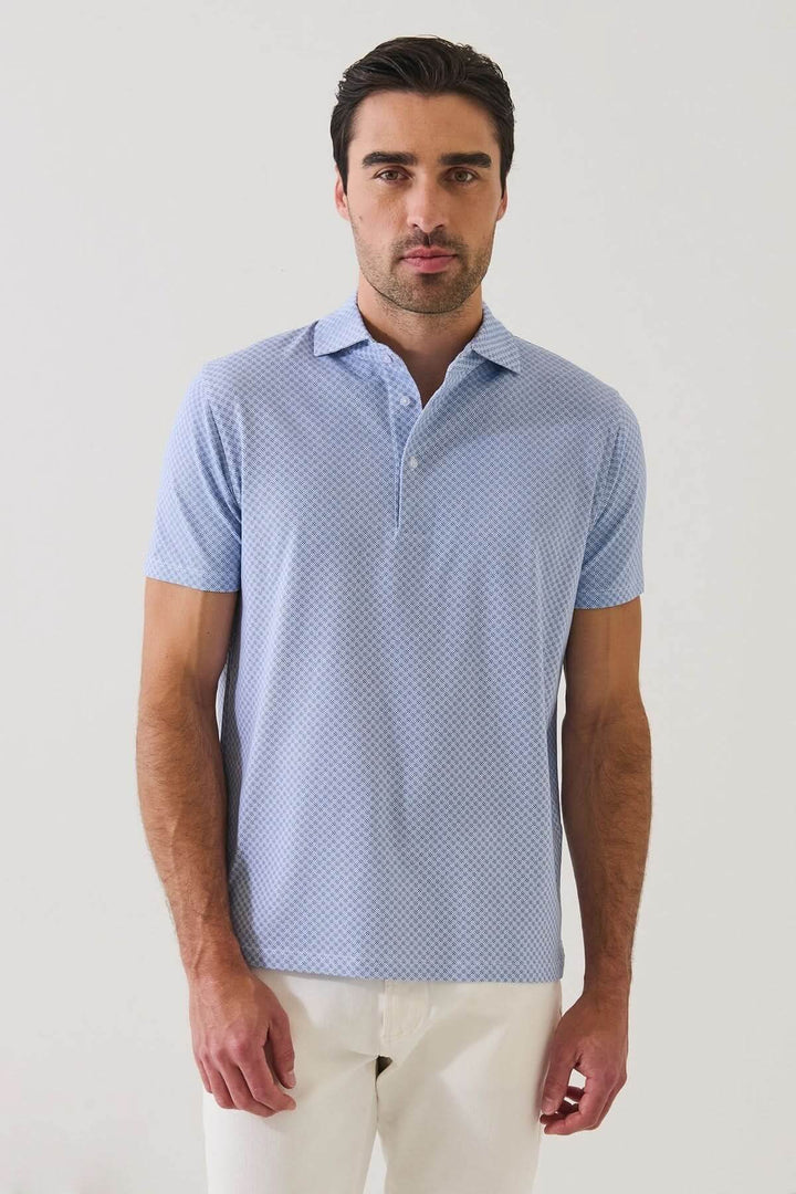 Homme portant un POLO IMPRIMÉ GÉOMÉTRIQUE À MANCHES COURTES bleu, motif moderne, style élégant, idéal pour la saison chaude.
