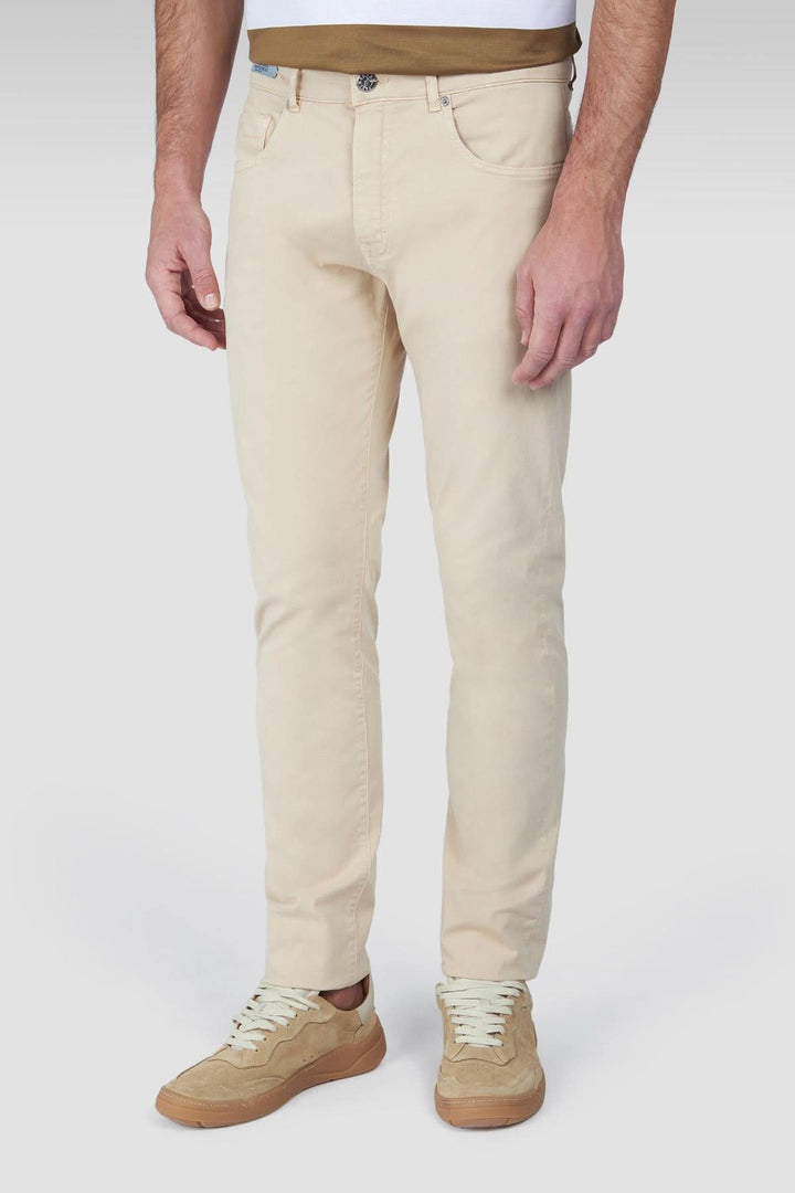 Pantalon chino beige 5 poches en coton stretch avec coupe ajustée pour un look moderne.