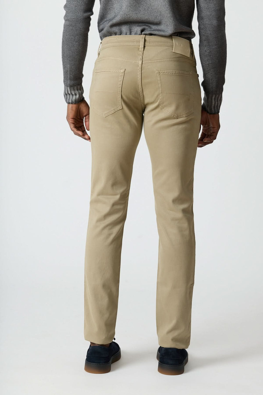 Back view of a man wearing a Pantalon 5 poches en sergé coton-lyocell, showcasing elegant Italian design and comfort.