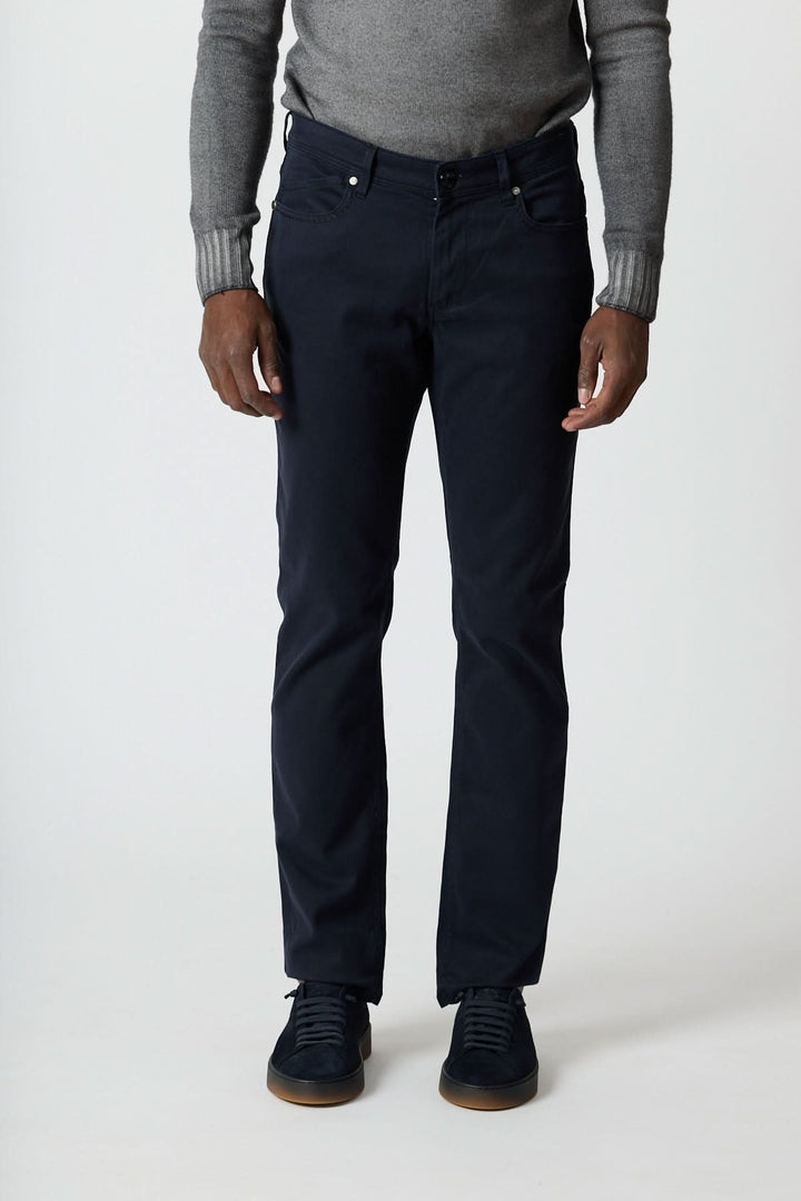 Pantalon 5 poches en sergé coton-lyocell noir, élégant et confortable, confectionné en Italie, idéal pour un look estival soigné.