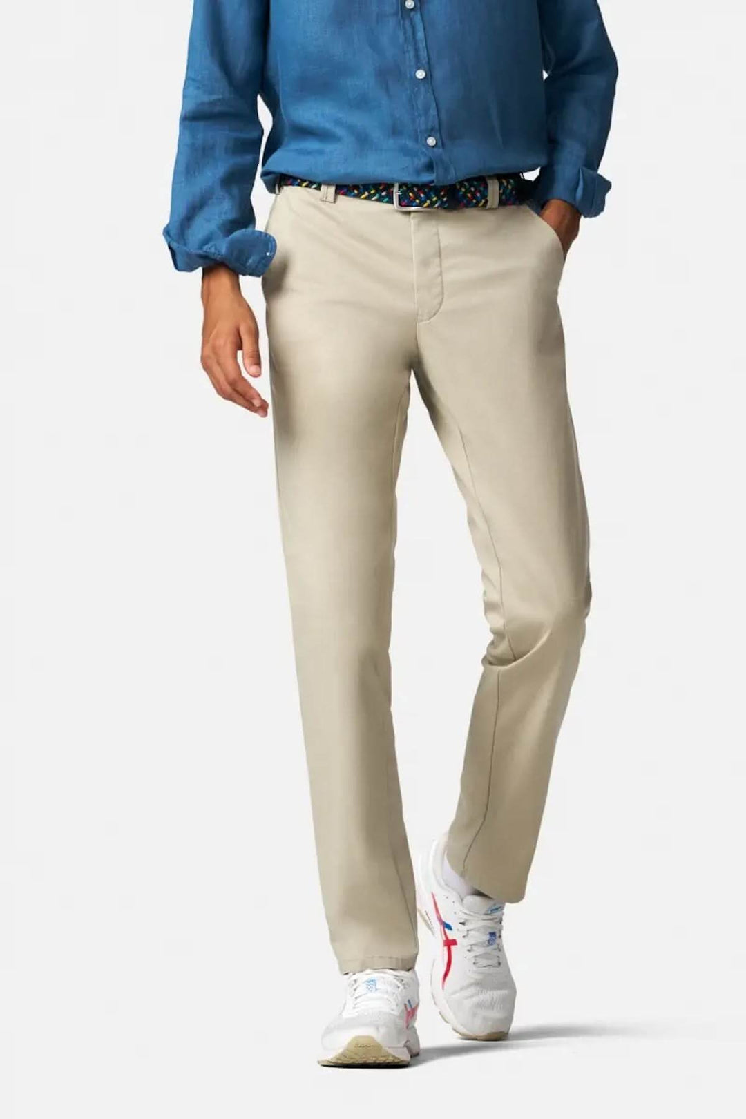 Pantalon Bonn beige avec coupe droite et taille élastiquée, porté avec une chemise bleue et des sneakers blanches.