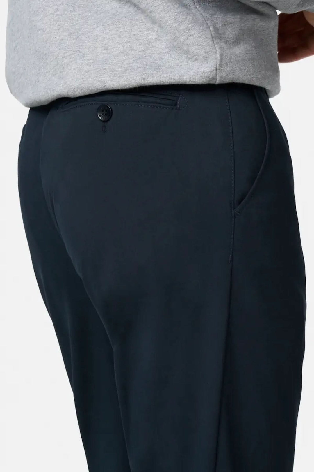 Détail du pantalon Bonn, coupe droite et taille élastiquée pour un confort optimal.