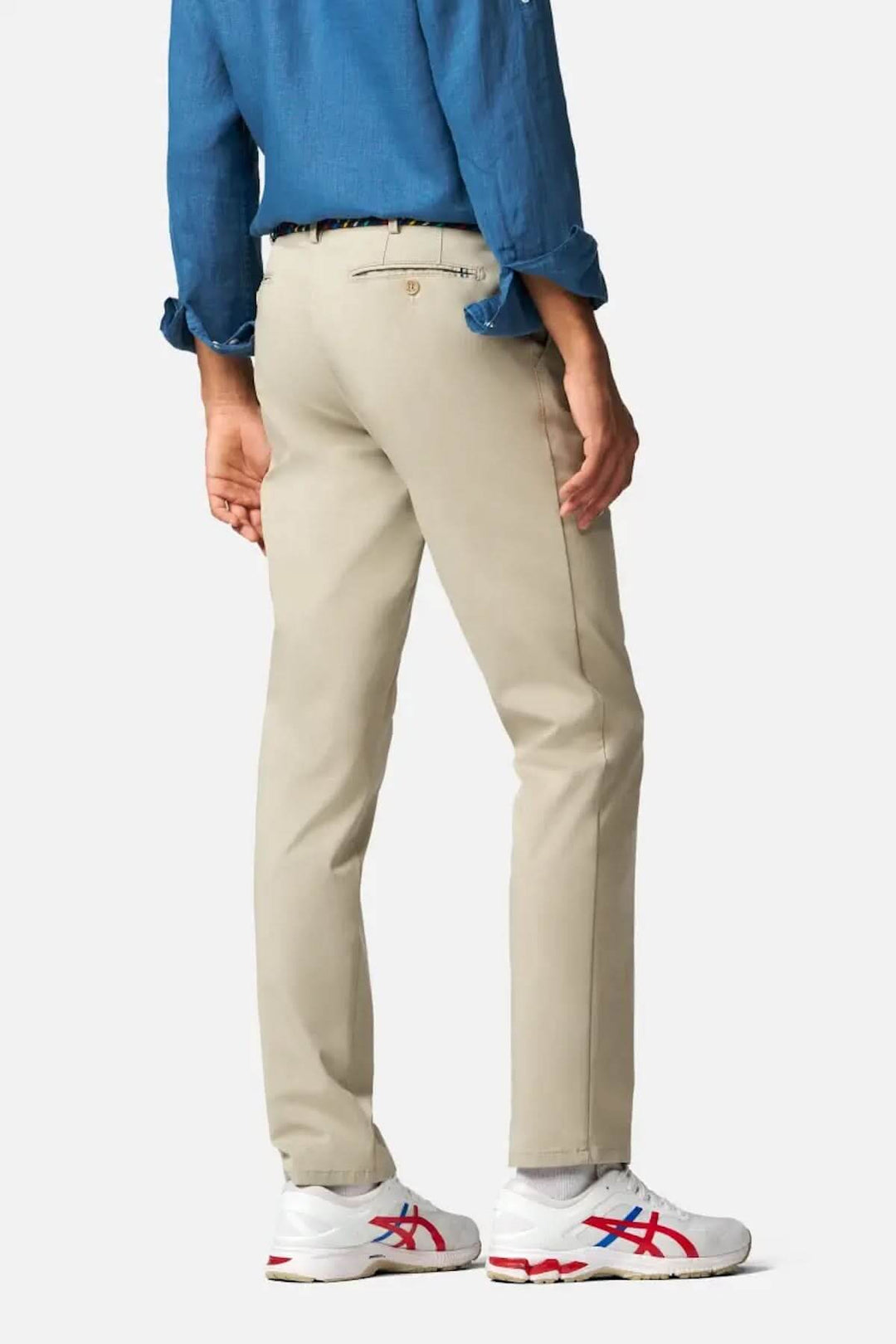 Pantalon Bonn beige léger, coupe droite et taille élastiquée, associé à une chemise bleue.