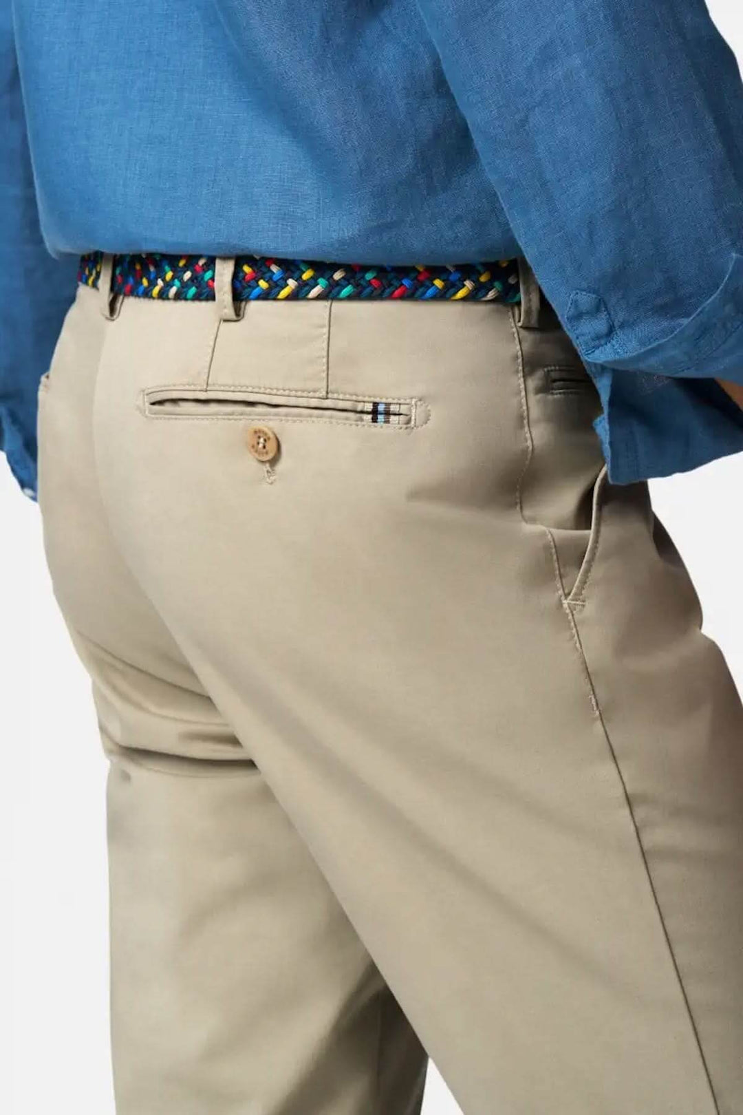 Pantalon Bonn en beige avec ceinture colorée, vue arrière, idéal pour confort et style.