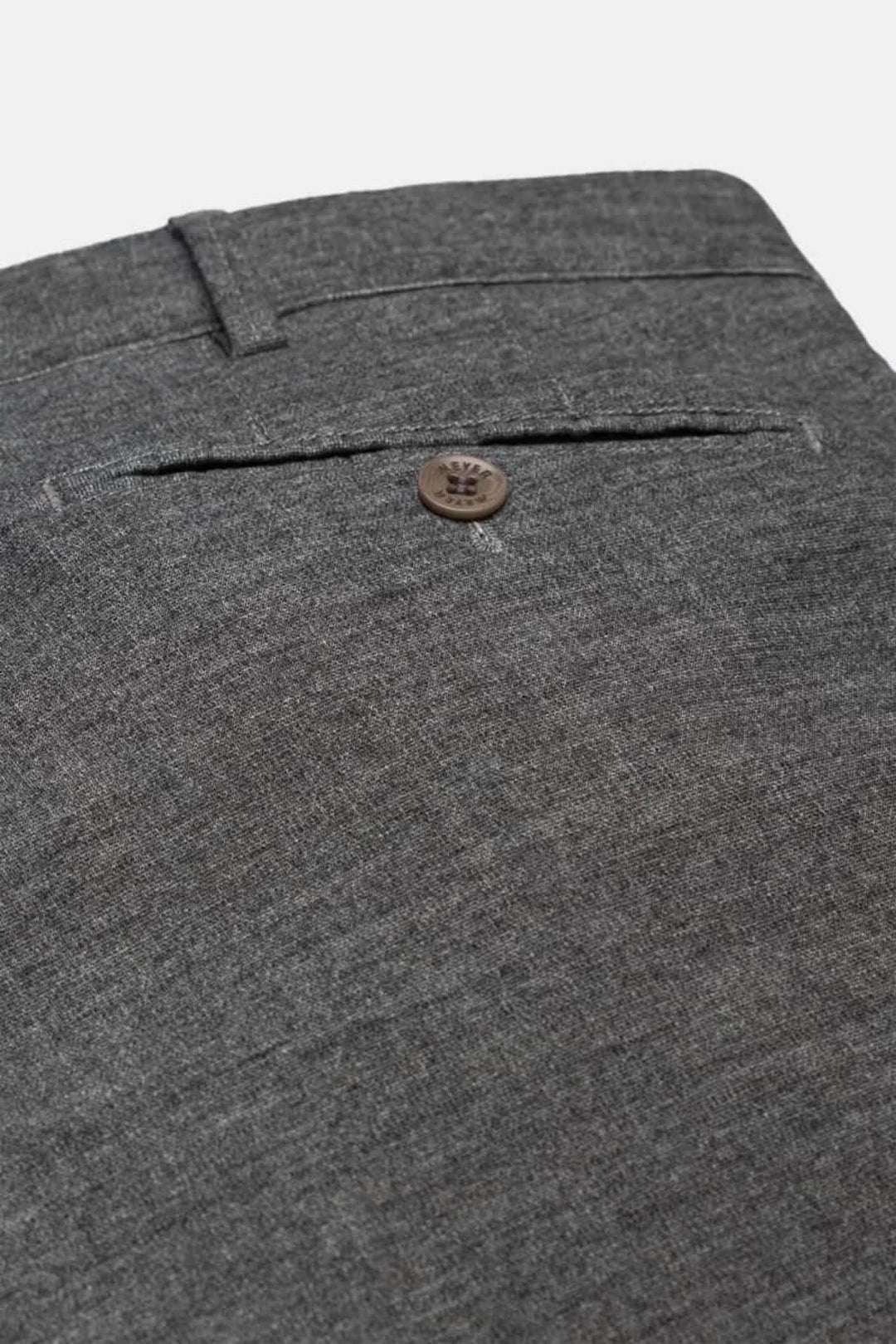 Pantalon Bonn jersey gris avec bouton sur poche arrière, conçu pour confort et élégance au quotidien.