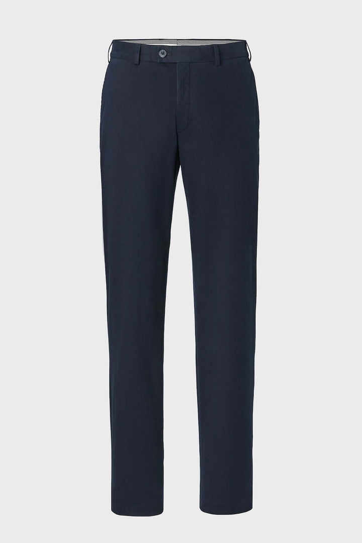 Pantalon Chino Trento bleu marine en sergé coton doux, coupe ajustée, ceinture élastiquée arrière, élégance décontractée par HILTL.
