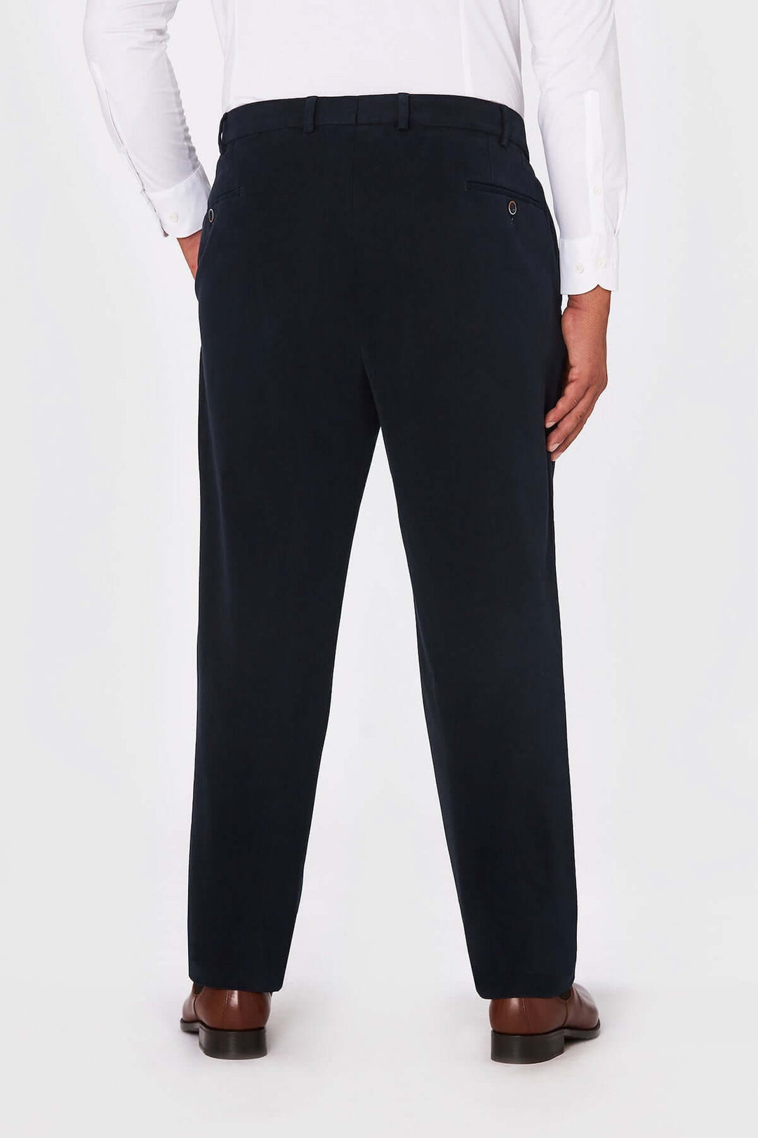 Homme portant Pantalon Chino Trento, élégant et confortable, vu de dos, parfait pour le travail, en sergé de coton doux.