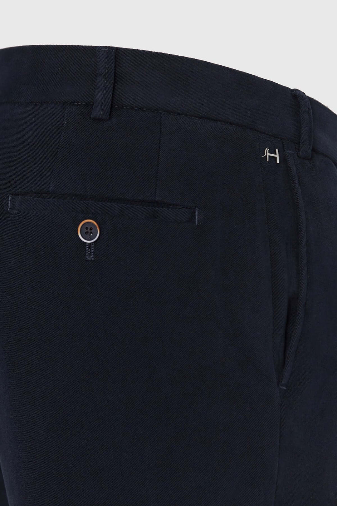 Pantalon Chino Trento en sergé de coton bleu avec ceinture élastiquée et bouton détaillé, élégant et confortable.