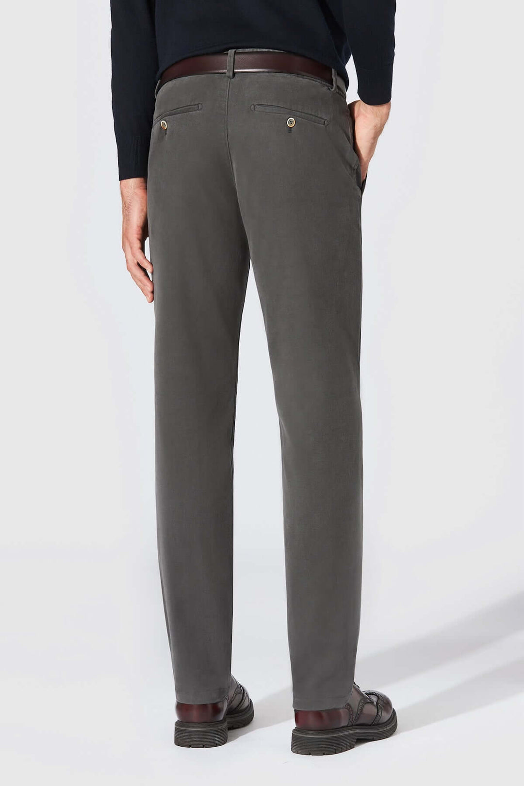 Homme portant le Pantalon Chino Trento gris élégant avec coupe ajustée et ceinture élastiquée, idéal pour un look décontracté.