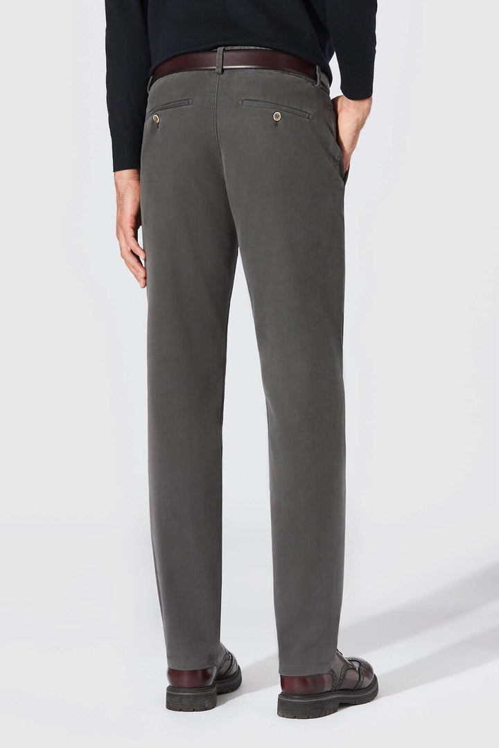 Homme portant le Pantalon Chino Trento gris élégant avec coupe ajustée et ceinture élastiquée, idéal pour un look décontracté.