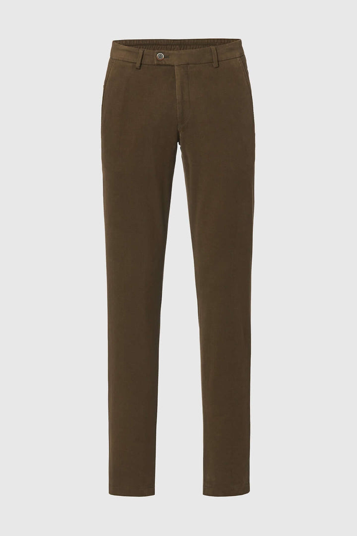 Pantalon Chino Trento en sergé de coton doux et élastique, coupe ajustée, couleur marron, ceinture élastiquée pour un confort optimal.