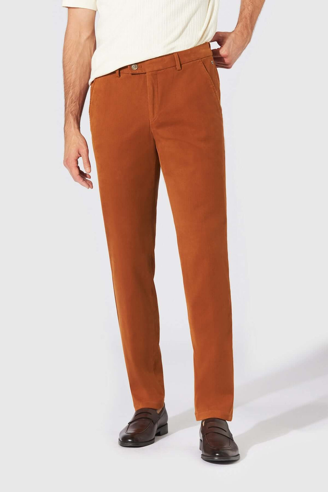 Pantalon Chino Trento en sergé de coton, coupe ajustée, ceinture élastiquée, pour élégance et confort. Décris moi le produit en français.