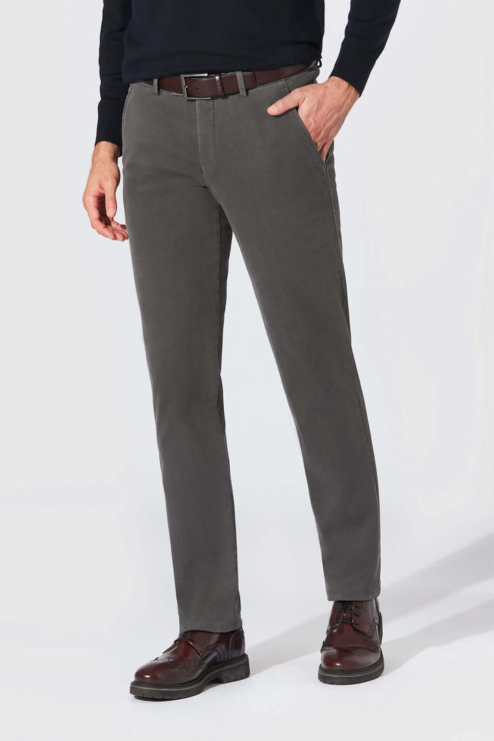 Homme portant le Pantalon Chino Trento en sergé de coton gris avec chaussures marron, illustrant l'élégance décontractée et le confort.