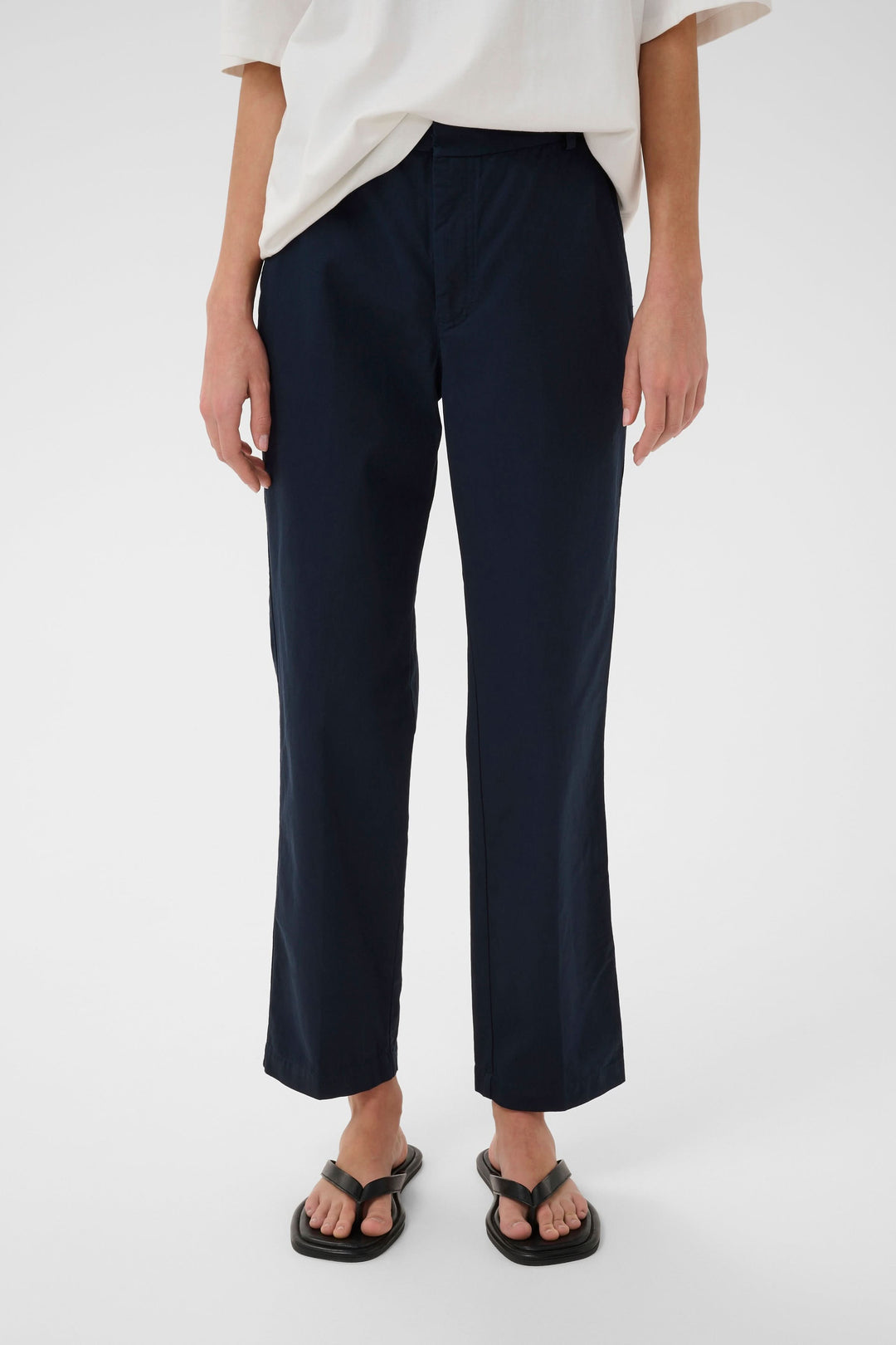 Pantalon Diaz droit épuré, silhouette moderne et confortable, en tissu bleu foncé, idéal pour un look polyvalent et quotidien.