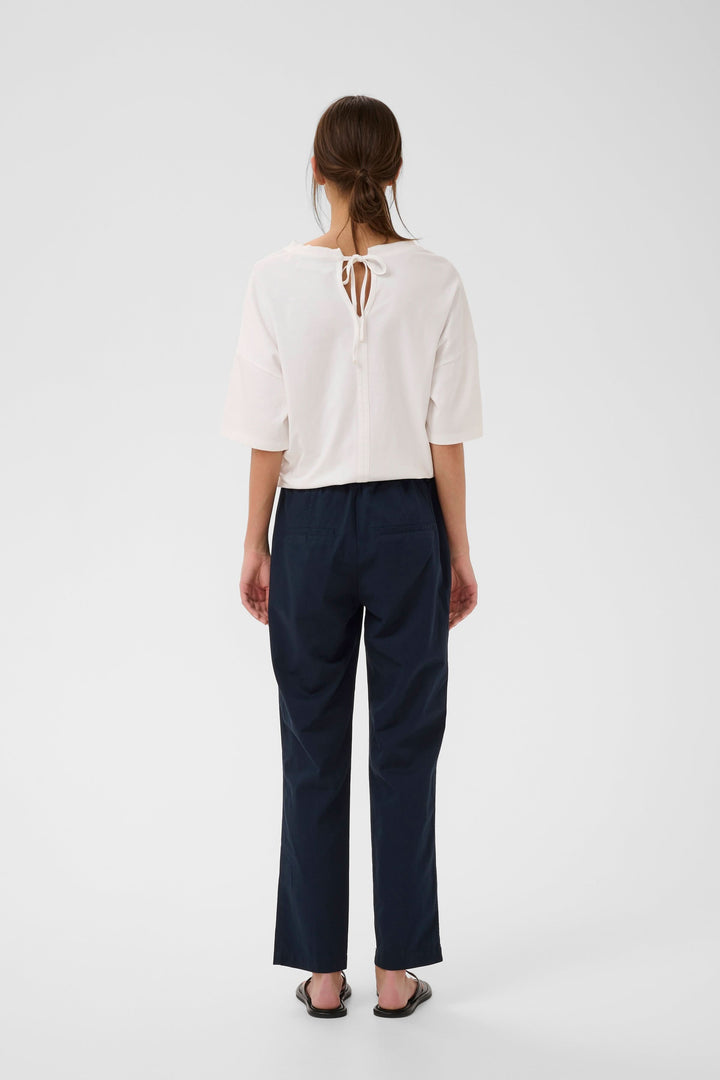Pantalon Diaz droit épuré, vue arrière, modèle féminin portant un haut blanc, coupe moderne et décontractée pour un look quotidien.