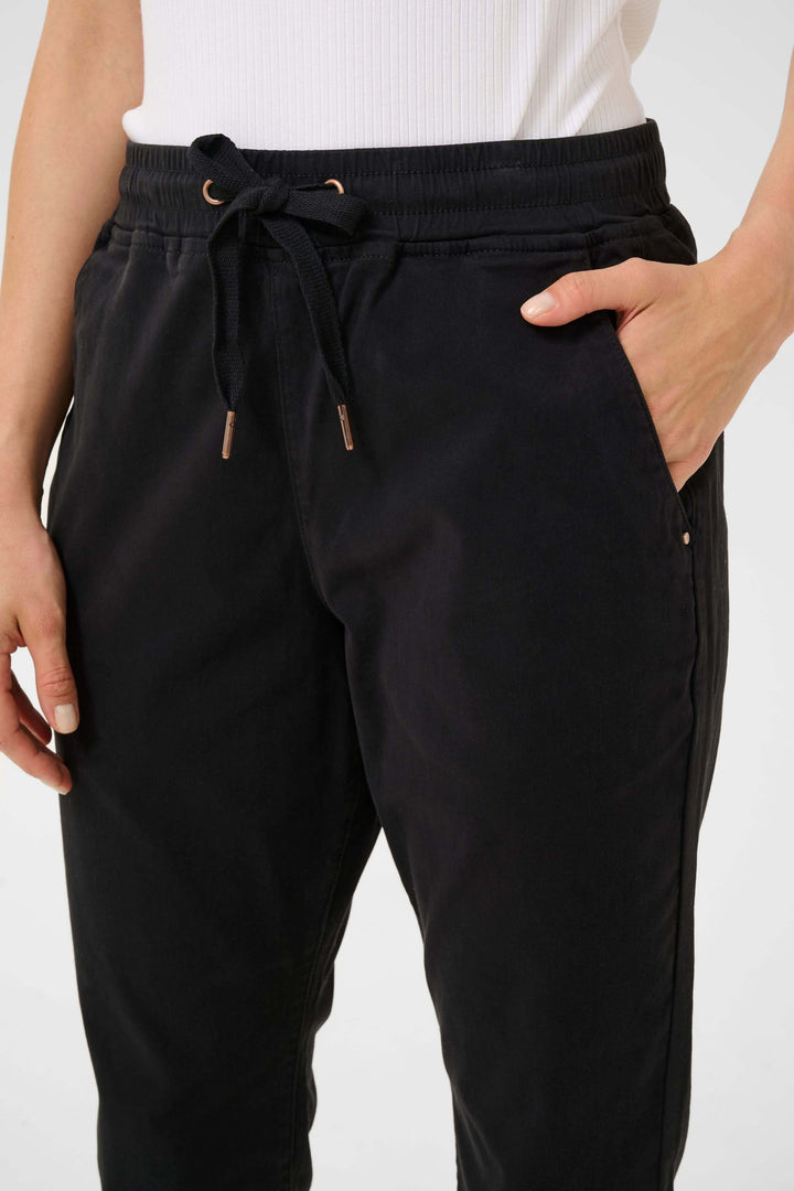 Pantalon décontracté noir pour femme avec taille élastique et cordon, style jogger chic.