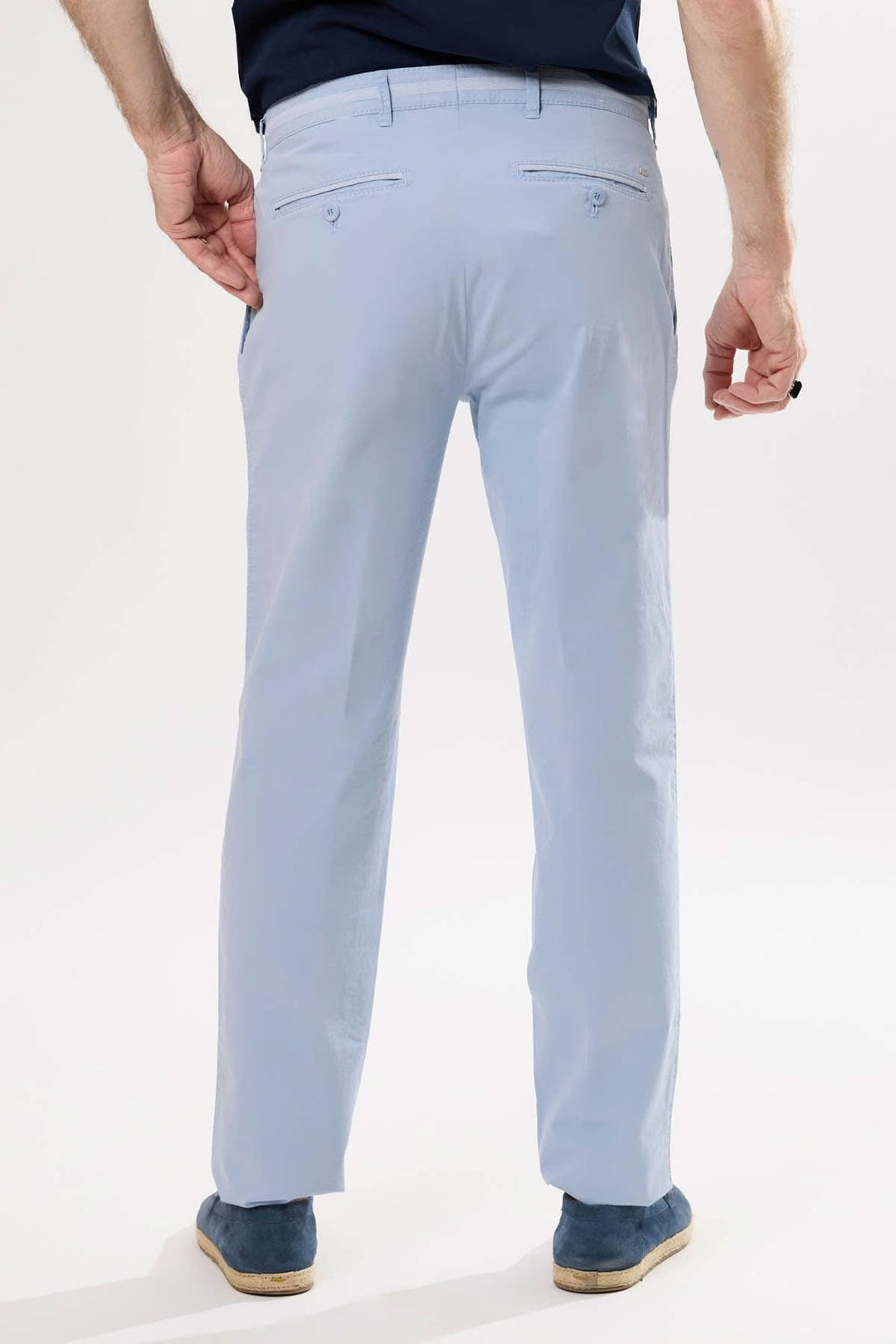 Pantalon Felix léger et élégant, coupe droite, arrière, idéal pour un look décontracté et confortable.