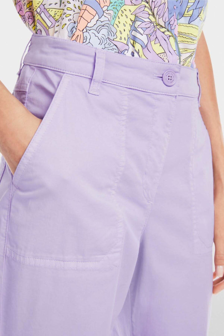 Détails du pantalon Franca, en coton léger, avec poches avant et taille ajustée, couleur lavande.