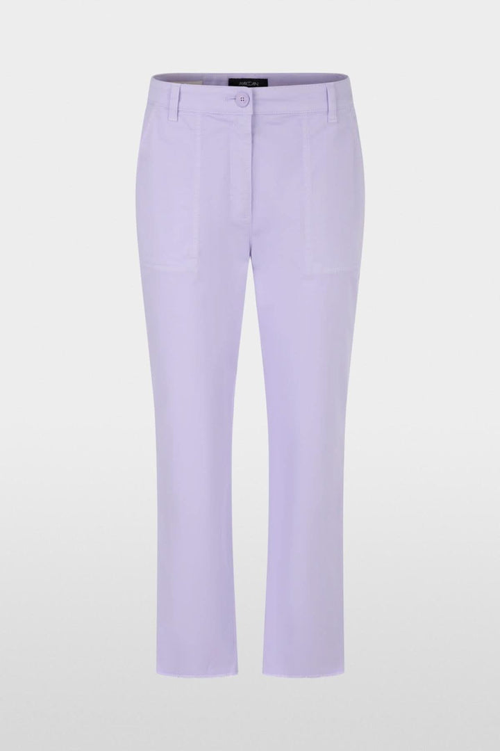 Pantalon Franca en coton léger, couleur lavande, avec coupe féminine 7/8 et ourlet effiloché.