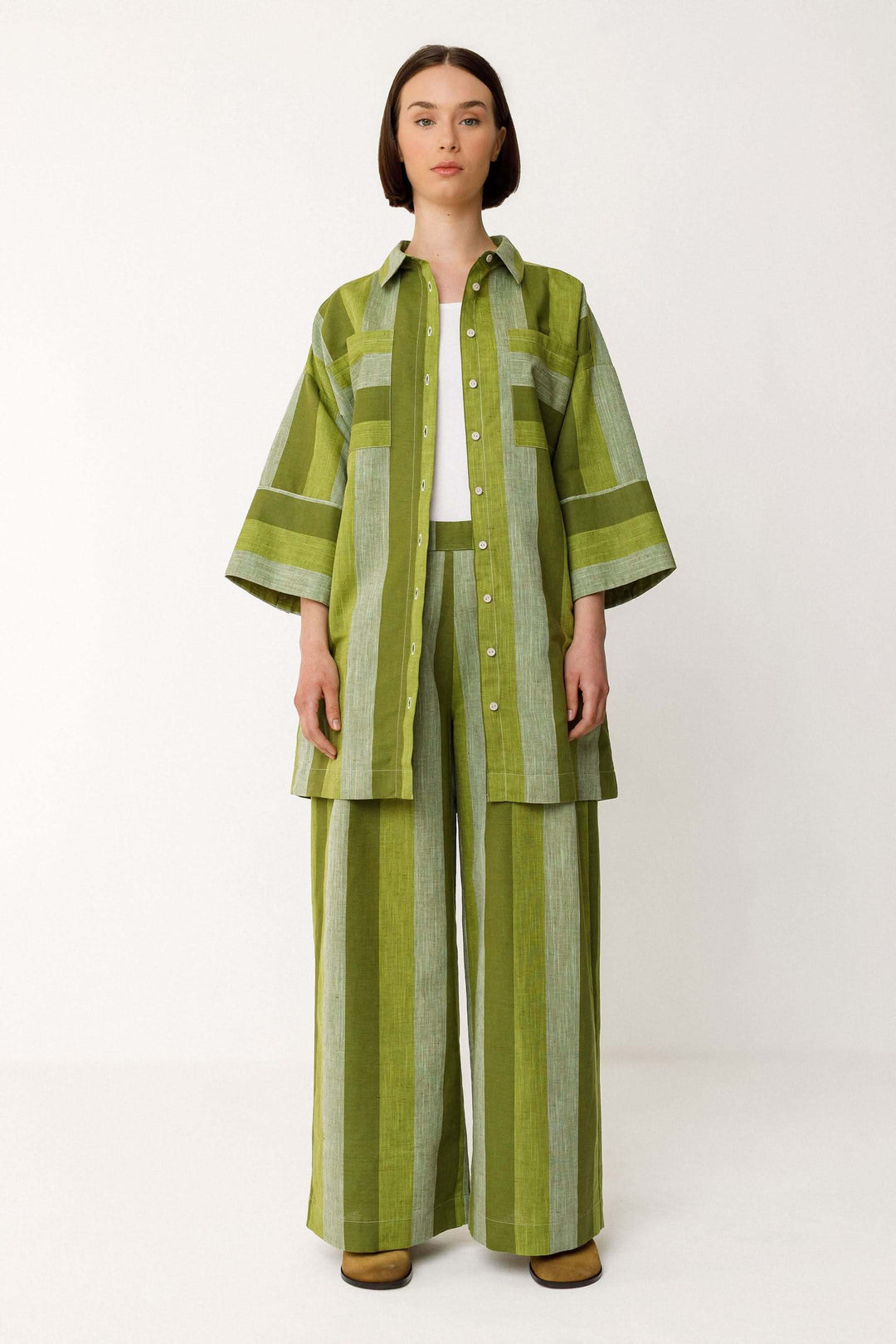 Pantalon Lur large fluide rayé taille haute avec chemise assortie, mode élégante et moderne.