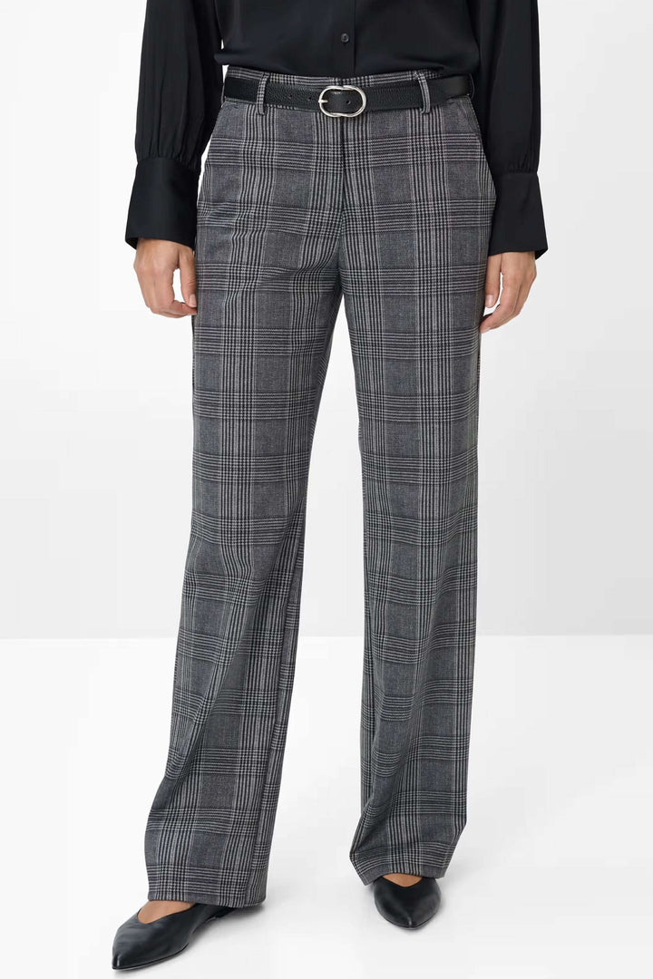 Pantalon Maine à carreaux, coupe ample et fluide, style élégant avec chemise noire et chaussures pointues pour un look chic et raffiné.