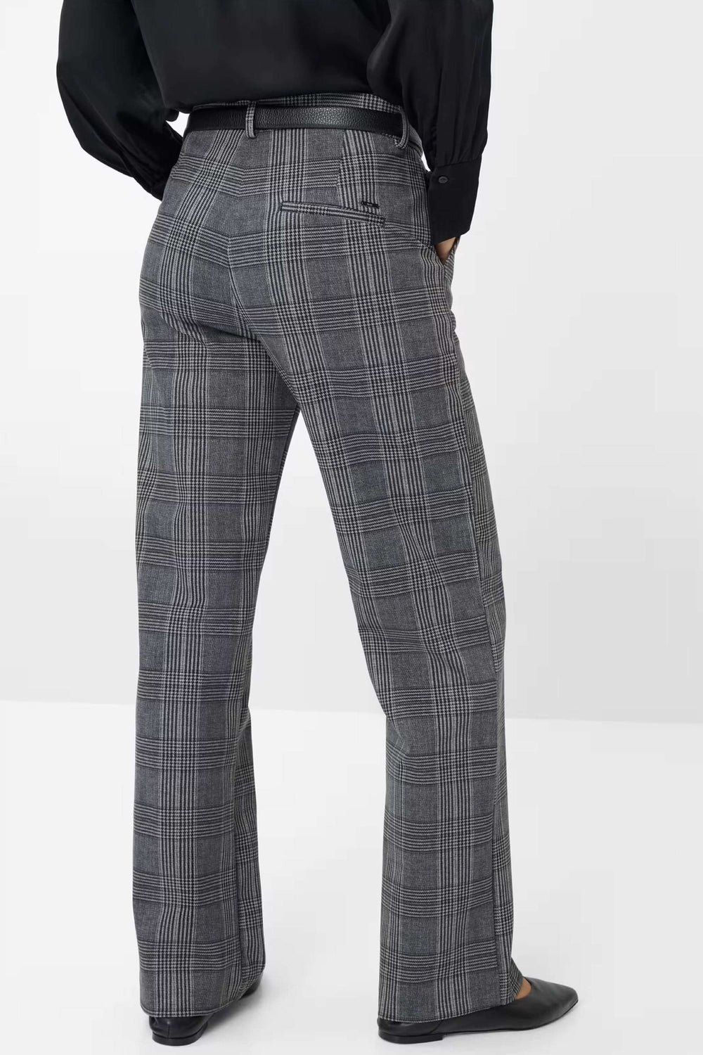 Pantalon Maine à carreaux avec coupe ample et fluide, porté avec chemise noire et chaussures élégantes, vue de dos.